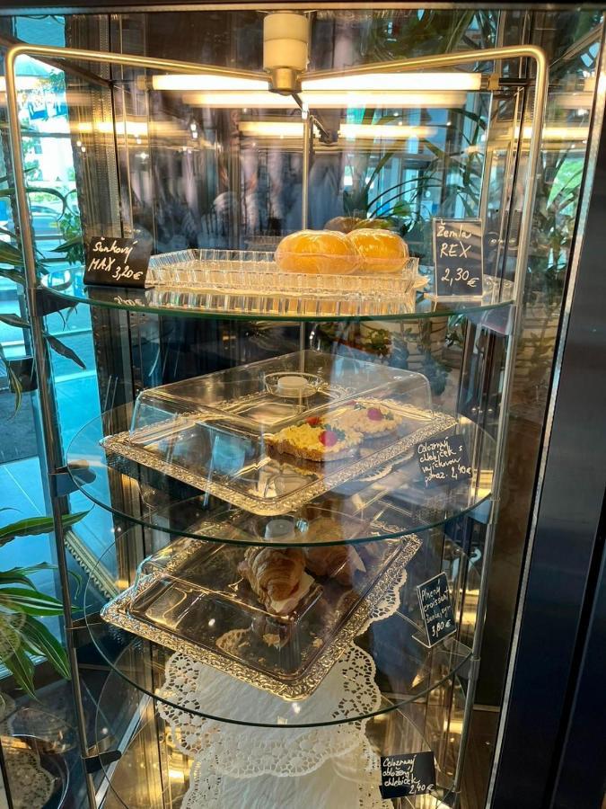 De Luxe 4 May Plaza Μπρατισλάβα Εξωτερικό φωτογραφία
