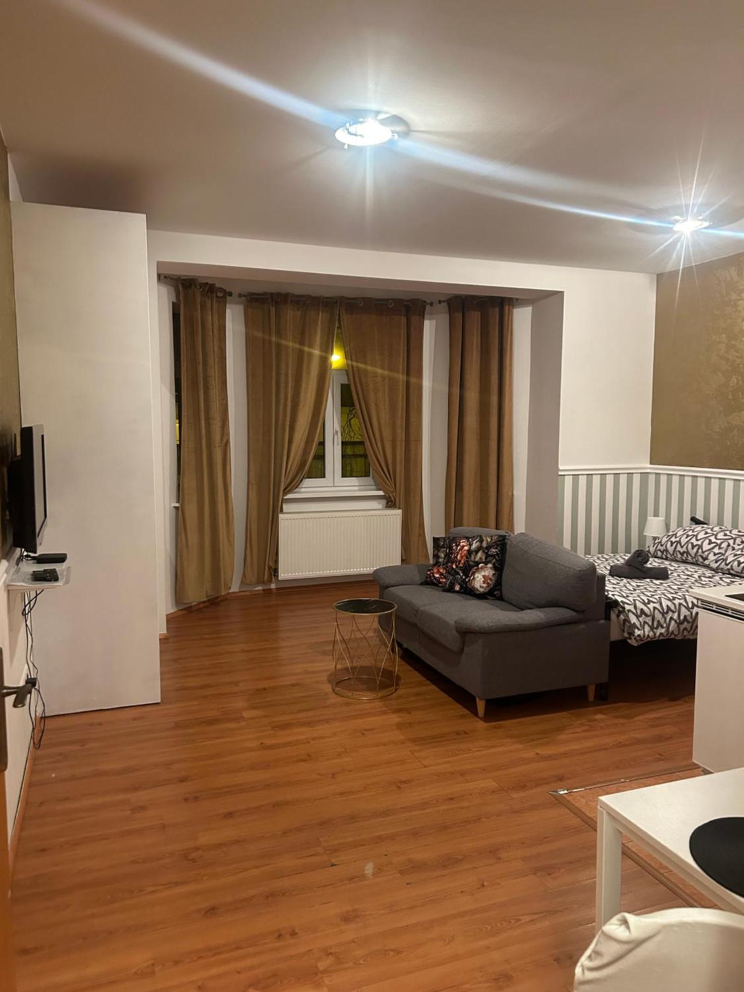 De Luxe 4 May Plaza Μπρατισλάβα Εξωτερικό φωτογραφία